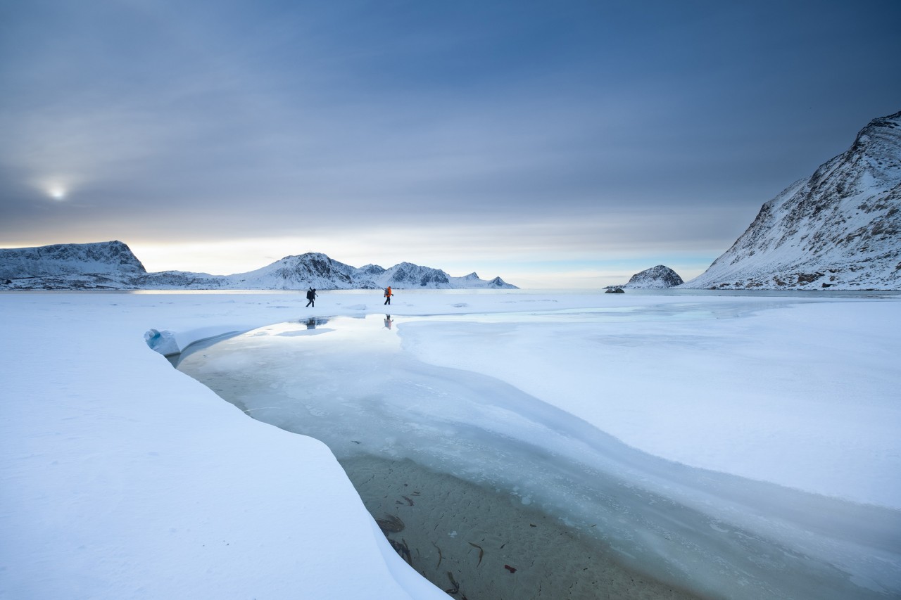 Paysage enneigé avec des montagnes et une petite rivière en Norvège