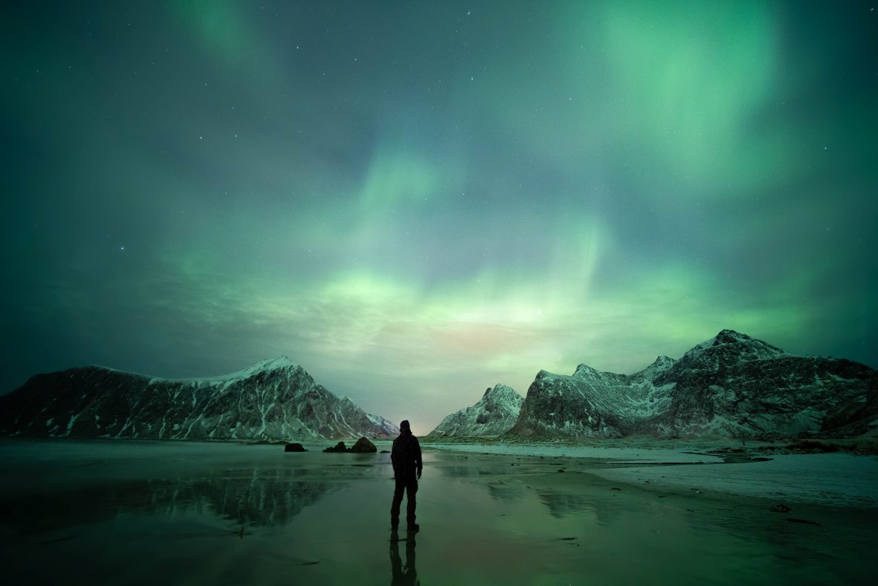 Hermosa imagen de una aurora verde en Noruega